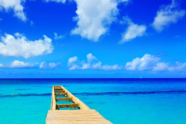 Vue en perspective d'une jetée en bois sur la mer des Caraïbes . — Photo