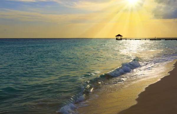 Pôr do sol na praia do mar do Caribe . — Fotografia de Stock