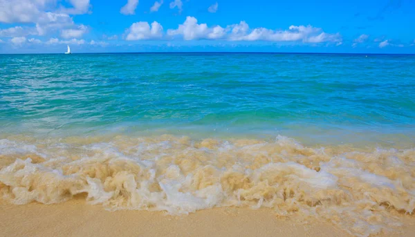 Mar Caribe y cielo azul. —  Fotos de Stock