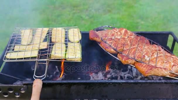 Parrilla con calabacín y pescado . — Vídeo de stock