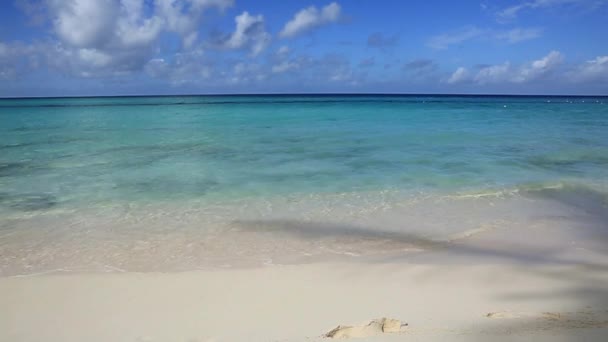 Caribische zee en blauwe lucht. — Stockvideo