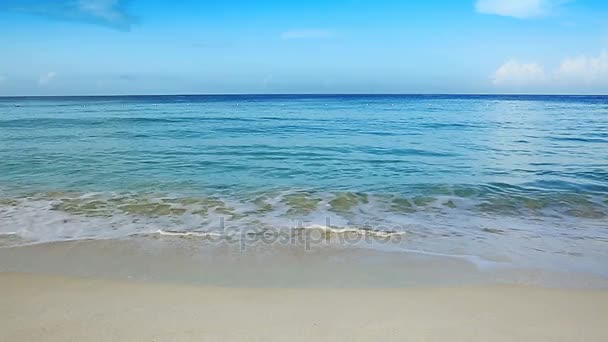 Hermosa playa de arena blanca y mar Caribe . — Vídeos de Stock