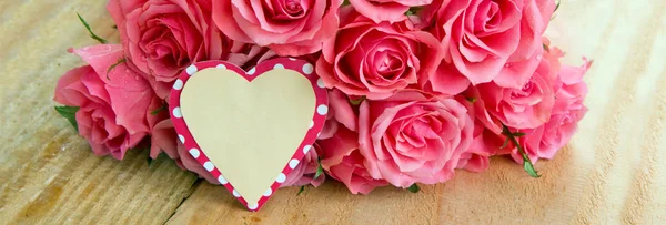 Madres día fondo con rosas rosadas sobre mesa de madera. — Foto de Stock