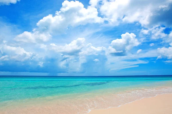 Beautiful white sand beach and Caribbean sea. — Stock Photo, Image