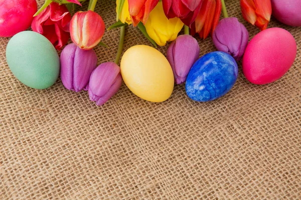 Tulipanes de primavera con coloridos huevos de Pascua . — Foto de Stock