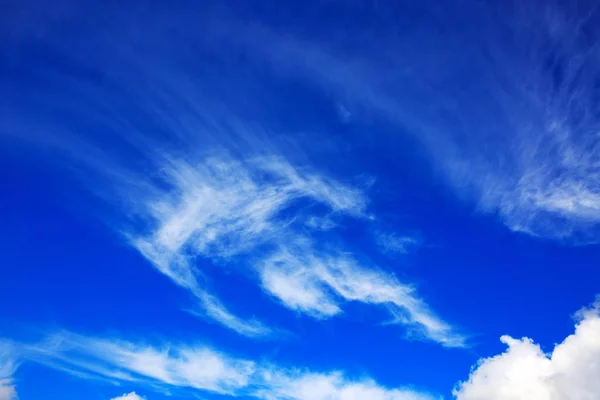 하얀 구름을 가진 푸른 하늘. — 스톡 사진
