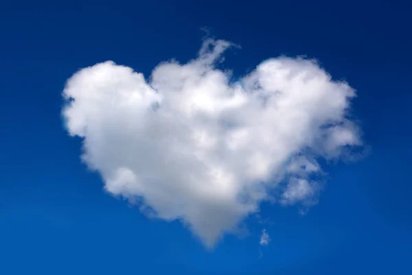 One large white cloud in the shape of a heart in the blue sky. — Stock Photo, Image