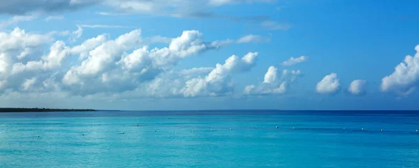 Karib-tenger és kék ég. — Stock Fotó