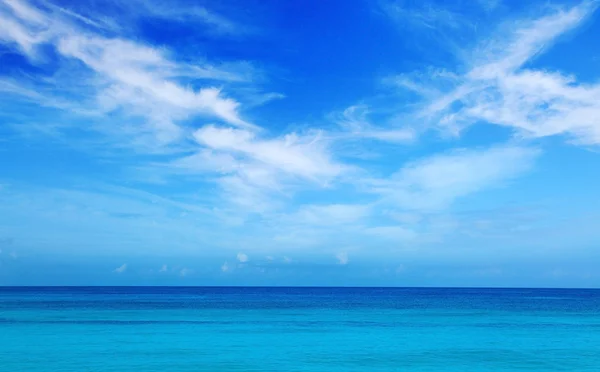 Mar das Caraíbas e céu azul. — Fotografia de Stock