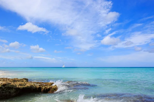 Mar Caribe y piedras rocosas . —  Fotos de Stock