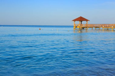Beach Karayip Denizi ve ahşap iskele .