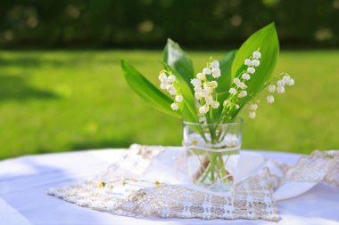 Lily vadi buket glas vazoda.