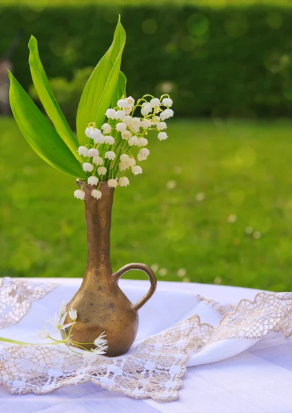 Lily vadi buket cam vazo içinde sunulan. — Stok fotoğraf