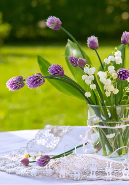 Lily vadi buket glas vazoda. — Stok fotoğraf