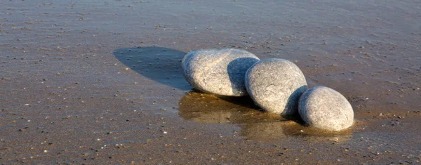 Zen kameny na pláži. — Stock fotografie