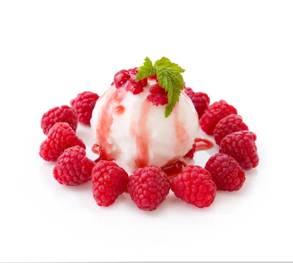 Eis mit Himbeeren auf weißem Hintergrund. — Stockfoto