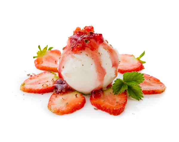 Eis mit Erdbeere auf weißem Hintergrund. — Stockfoto
