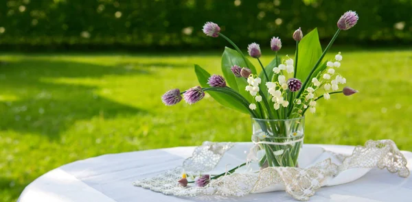 Lily vadi buket glas vazoda. — Stok fotoğraf