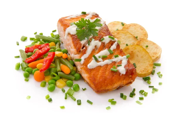 Salmon Steak with Vegetables and fried potatoes. — Stock Photo, Image