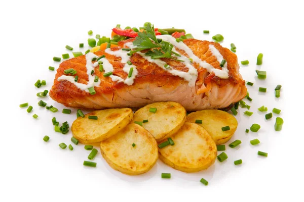 Salmon Steak with Vegetables and fried potatoes. — Stock Photo, Image
