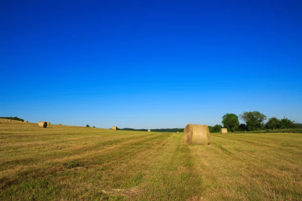 Hooibalen in de suni-dag. — Stockfoto