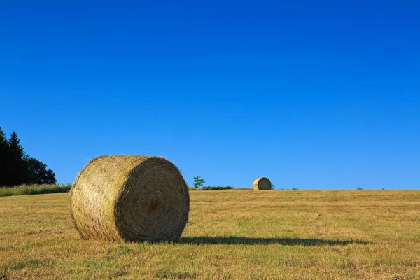 Hooibalen in de suni-dag. — Stockfoto