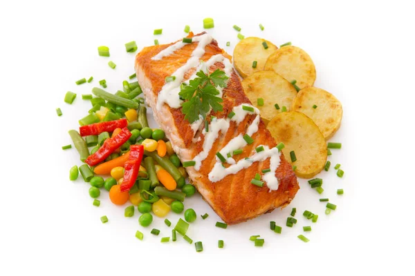 Zalm Steak met groenten en gebakken aardappelen. — Stockfoto