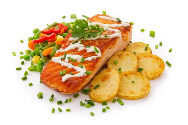 Стейк из лосося с овощами и жареной картошкой . — стоковое фото
