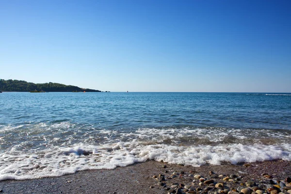 deniz ve mavi gökyüzü.