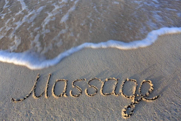 Концепция массажа написана на песке . — стоковое фото