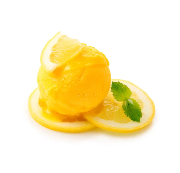 Gelato ai limoni con frutta su sfondo bianco . — Foto Stock