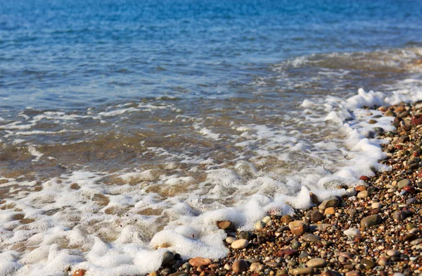 A hullámok mosás során kavicsos strand. — Stock Fotó