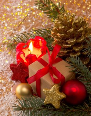 Kırmızı Advent mum ve Noel hediyesi.