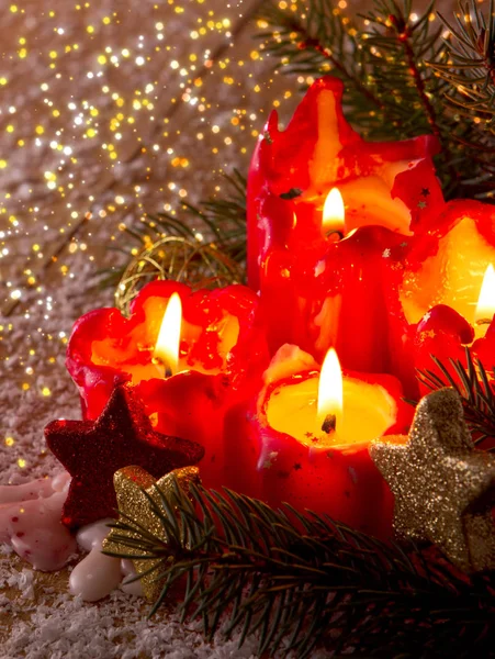 Tři červené adventní svíčky . — Stock fotografie