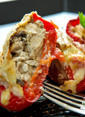 Siyah plaka üzerinde mantar dolması kırmızı biber.