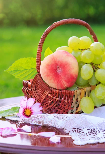 Fruit basket on a green background. — Stock Photo, Image