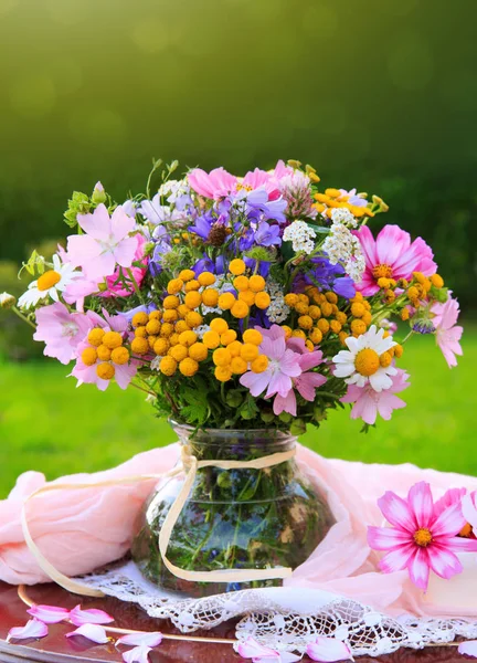 Ramo de flores de colores en un jarrón . — Foto de Stock