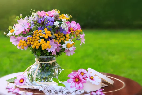 Buquê flores silvestres coloridas. Cartão de férias . — Fotografia de Stock