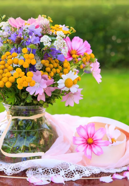 Ramo de flores de pradera en un jarrón aislado en verde . — Foto de Stock