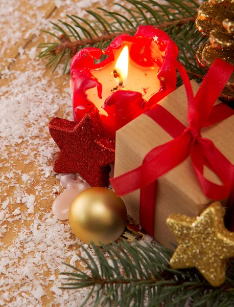 Atmosferik ışık Noel top ile kırmızı mum.