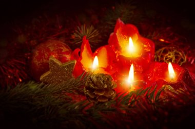 Dört kırmızı Advent Noel dekorasyonu ile mumlar..