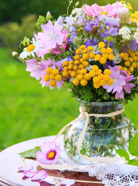 Ramo de flores de pradera en un jarrón aislado en verde . — Foto de Stock