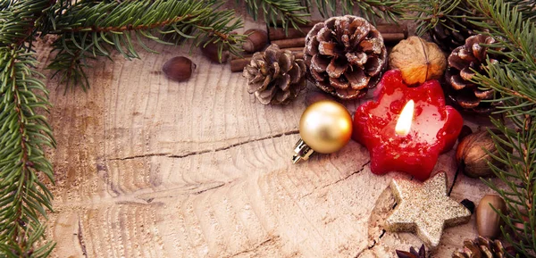 Weihnachtsrahmen dekoriert mit roter Adventskerze und Tannenzweigen. — Stockfoto