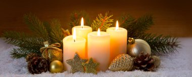 Noel dekorasyonu ve dört yanan Advent mumlar.