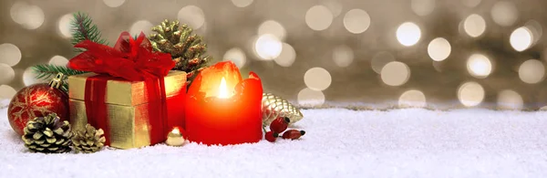 来临的蜡烛和圣诞装饰. — 图库照片