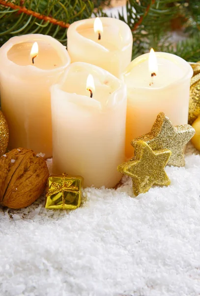Четыре горящих свечи пришествия и рождественские украшения . — стоковое фото