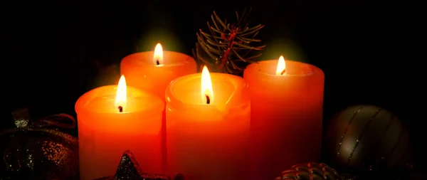 Cuatro velas de adviento ardientes  . — Foto de Stock