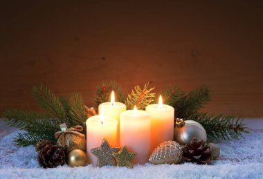 Noel dekorasyonu ve dört yanan Advent mumlar.