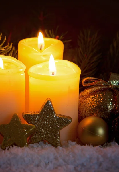 Duas velas de advento ardentes e decoração de Natal . — Fotografia de Stock