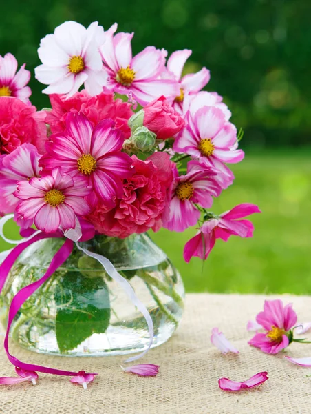 Buquê flores cosmos coloridas. Cartão de férias . — Fotografia de Stock